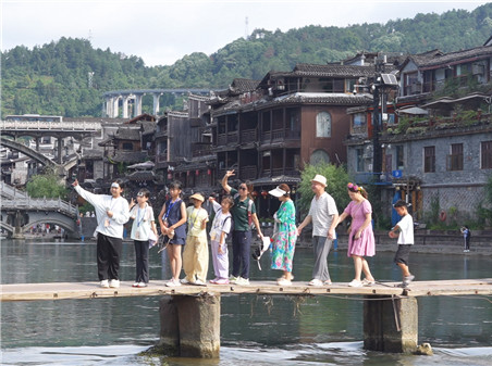 凤凰古城夏日旅游持续升温  人文风光醉游人