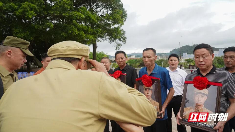 对画像敬礼.jpg 对画像敬礼.jpg