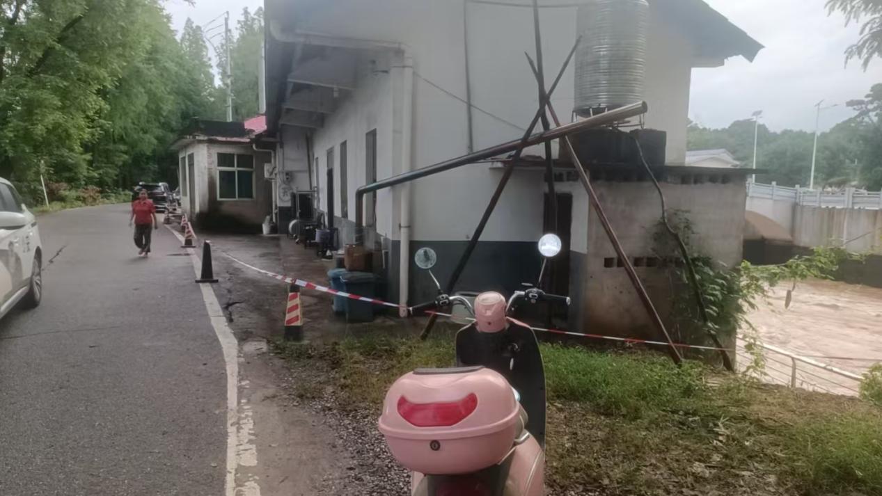 快速响应除险情 筑牢防线保平安——江背镇及时处置三叉河边坡垮塌隐患