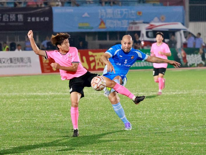2026常德国际传奇足球挑战赛落幕，“湘超”常德队7比1大胜传奇队
