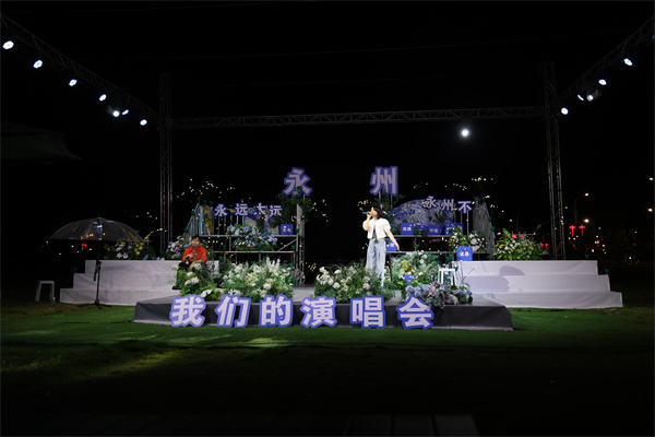 冷水滩：露营风潮遇上“湘超”热 湘江畔升腾烟火新活力