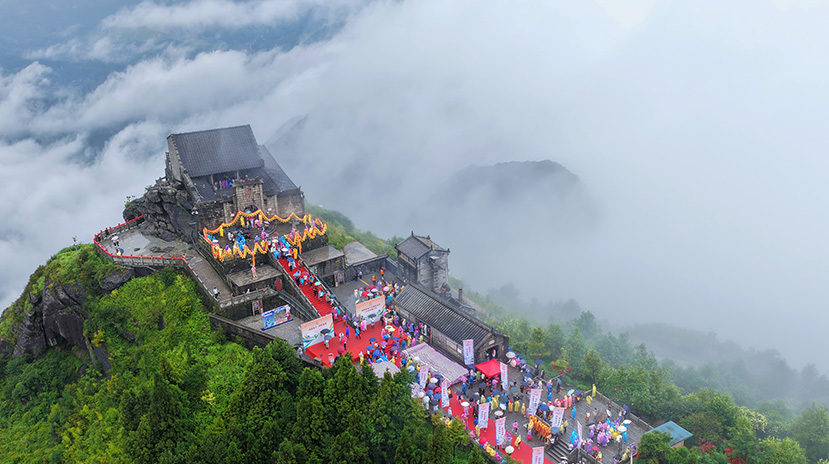 省十五运会火种在南岳衡山祝融峰成功采集