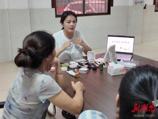 在村里学美妆！汨罗八里村依托党群阵地开设惠民巾帼课堂