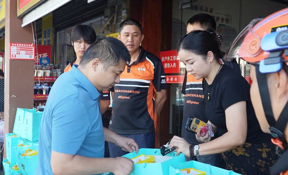 西洞庭管理区“送清凉”慰问高温一线劳动者