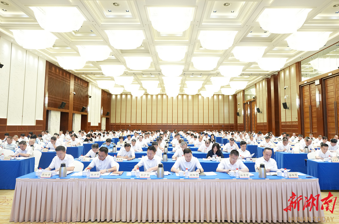 省政府第十次全体会议举行 毛伟明讲话