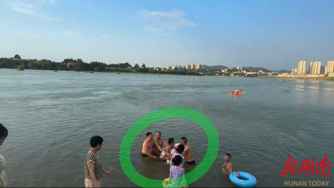 桃江县︱6岁女儿死死箍住父亲脖颈，两人水中命悬一线！3名救援队员紧急施救