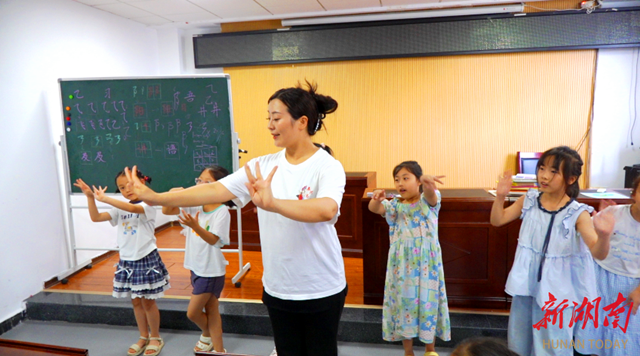 让非遗“活”在当下，“传”向未来——辰溪县推进辰河高腔走进暑期托管班