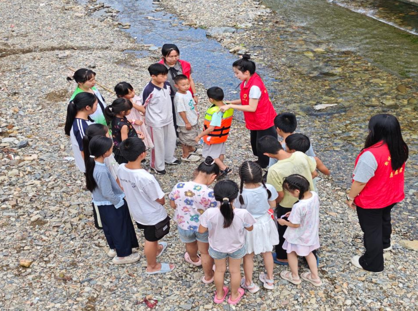 让乡村孩童在家门口学安全、会避险、懂自救，“会忆同薪”选调生宣讲团走进会同县金竹镇