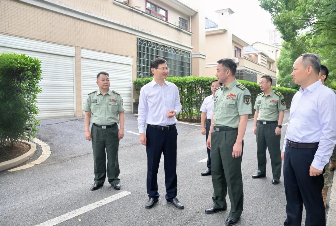 阚保勇走访慰问驻郴部队
