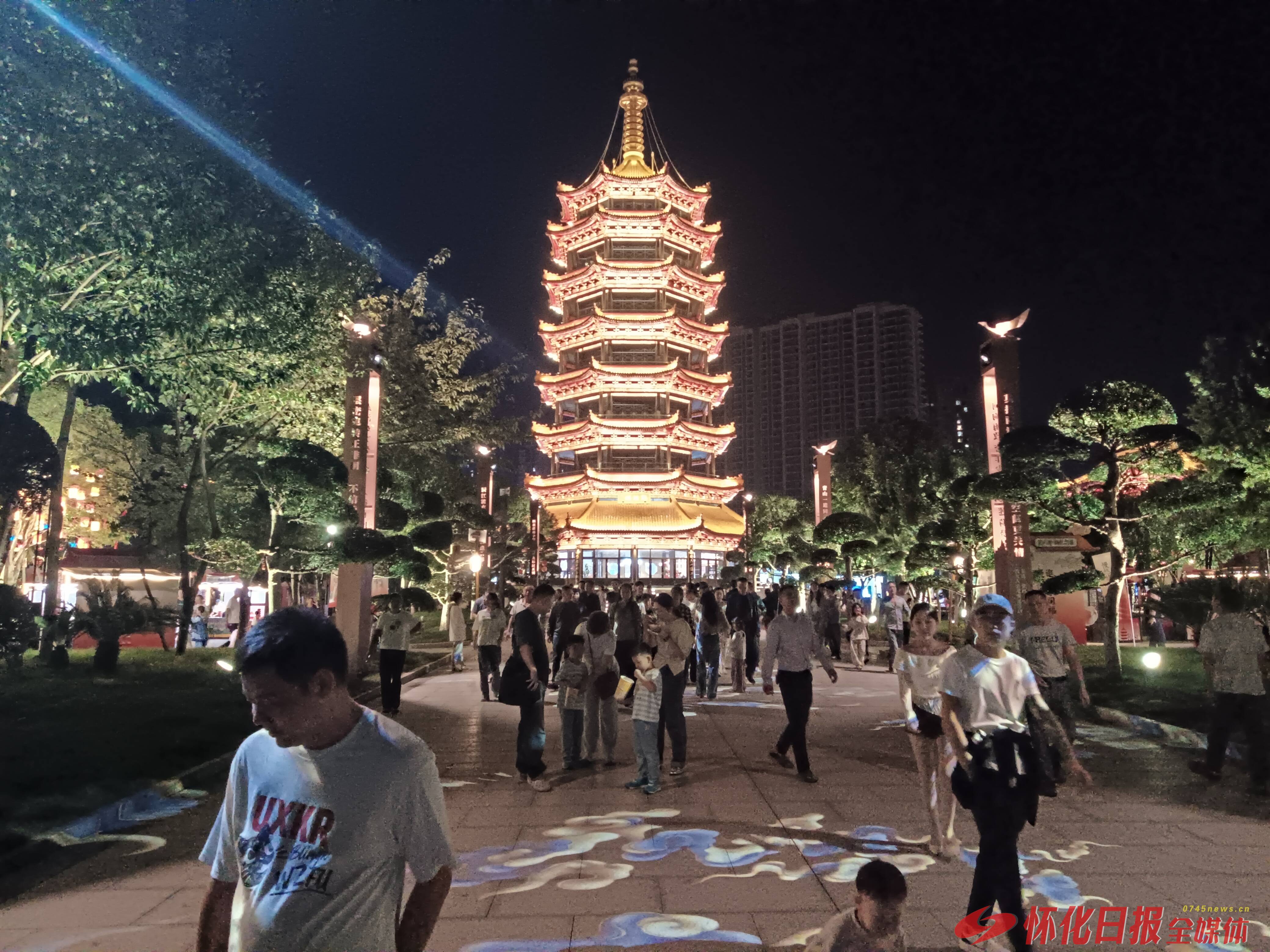 流光塔影引游人 鹤鸣洲夜游人气旺