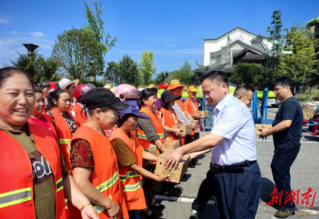 张家界市环卫处党支部开展夏季送清凉活动