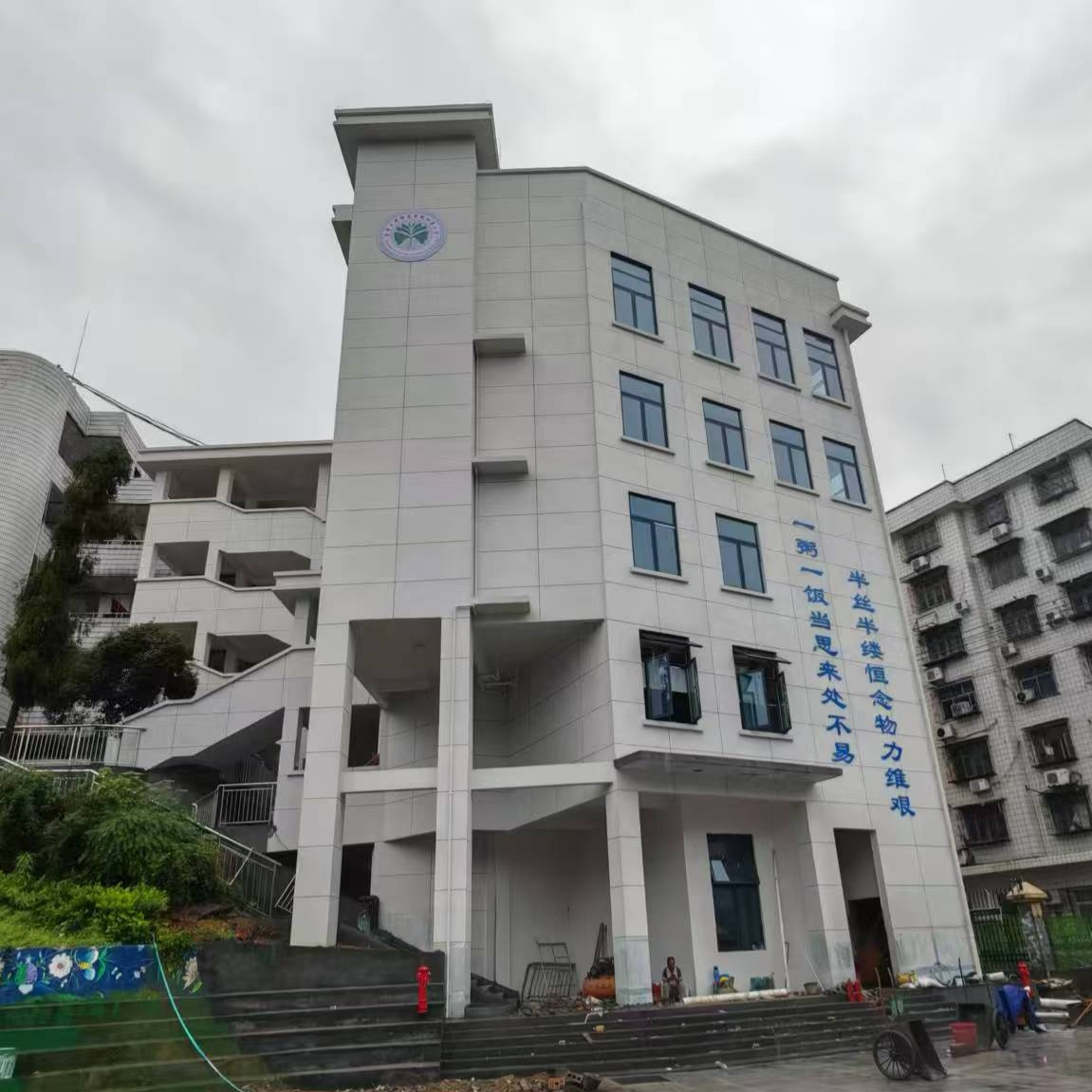 趁着暑假“换新装”！湘西62所学校的食堂正在悄悄改变