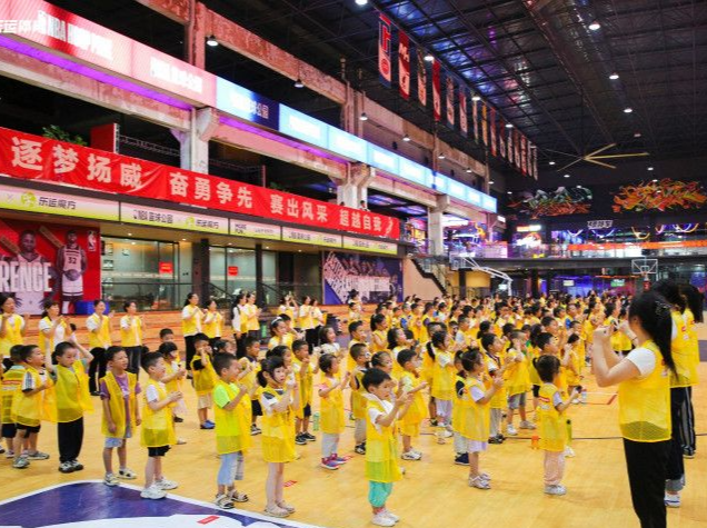 暑期运动“凉”方多 亲子经济持续升温