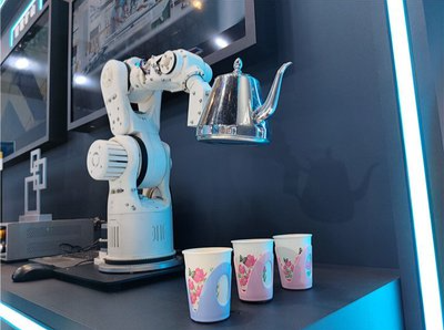 秋天第一杯奶茶 “它”为你做 武陵红茶业引进AI智能饮品机器人落地欢乐城