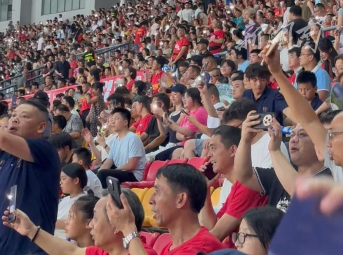 闪光灯点亮赛场星光！衡阳主场球迷齐唱《歌唱祖国》