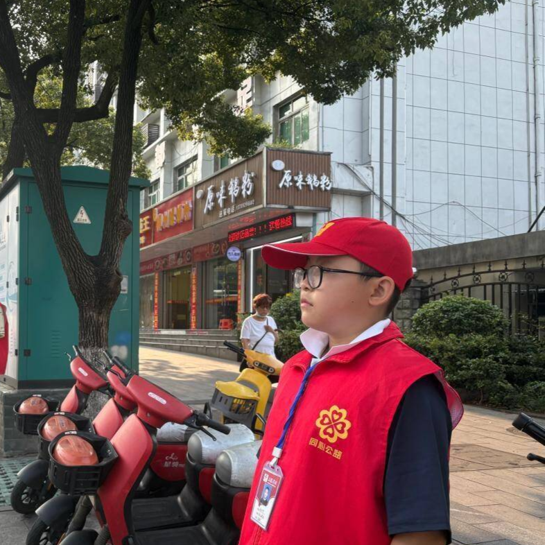 怀化：酷暑绽放“志愿红”  雷锋青少年守护城市文明交通