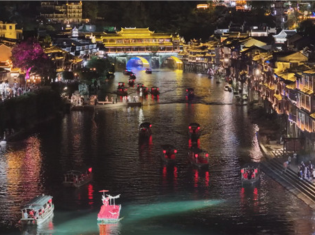 人在画中游~湘见・沱江解锁凤凰古城沉浸式夜游体验