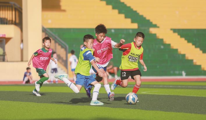 西班牙受训少年加盟，20多个省市学员会聚，石门五小暑期足球集训营办出“国际范”