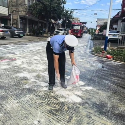一桶猪油惹祸，湘潭交警顶着高温清理油污守护路人安全