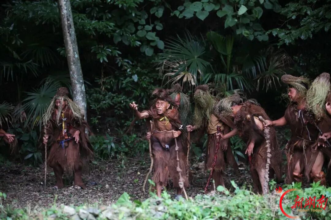 Cảnh trong phim ngắn nghệ thuật Hunting tái hiện nghi lễ Mao Cổ Tư của người Thổ Gia