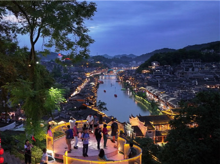 凤凰古城全景机位找到了！夜游南华山，邂逅灯火与凌空神凤