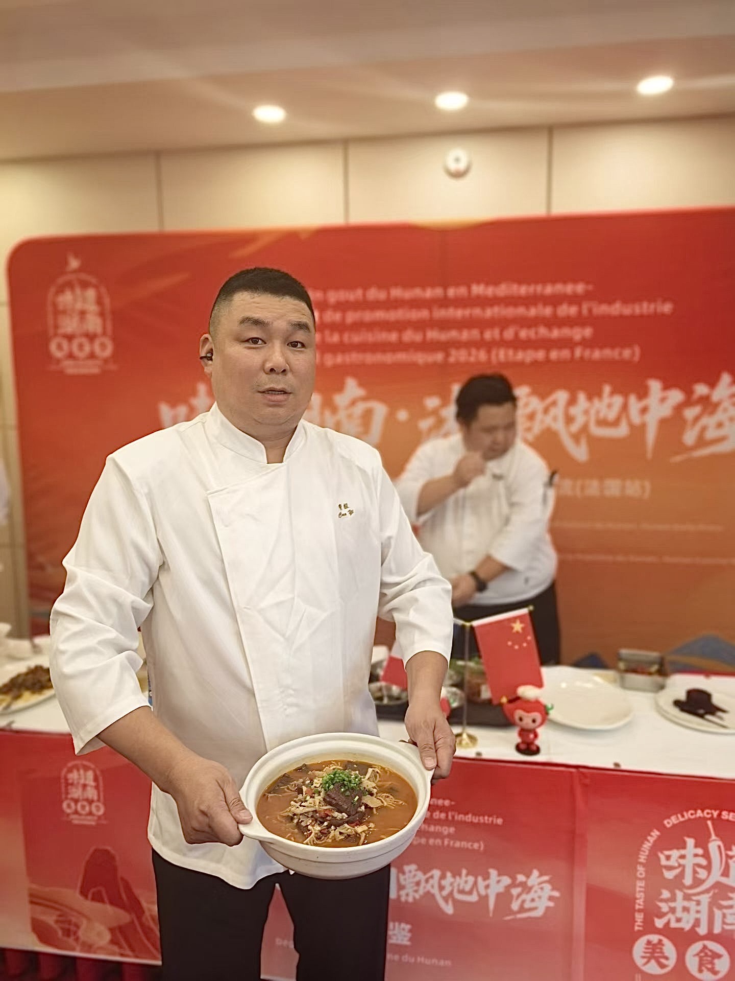 新化三合汤亮相巴黎、小炒黄牛肉惊艳米兰，湘彬萱“圈粉”地中海