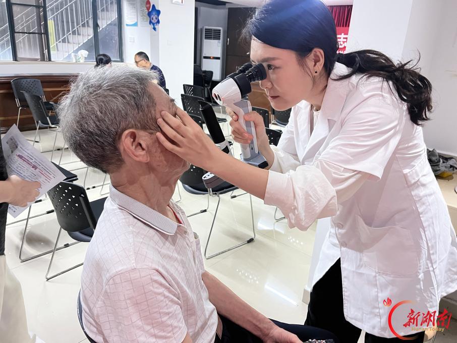 家门口守护“睛”彩，天心区火把山社区开展综合健康服务活动