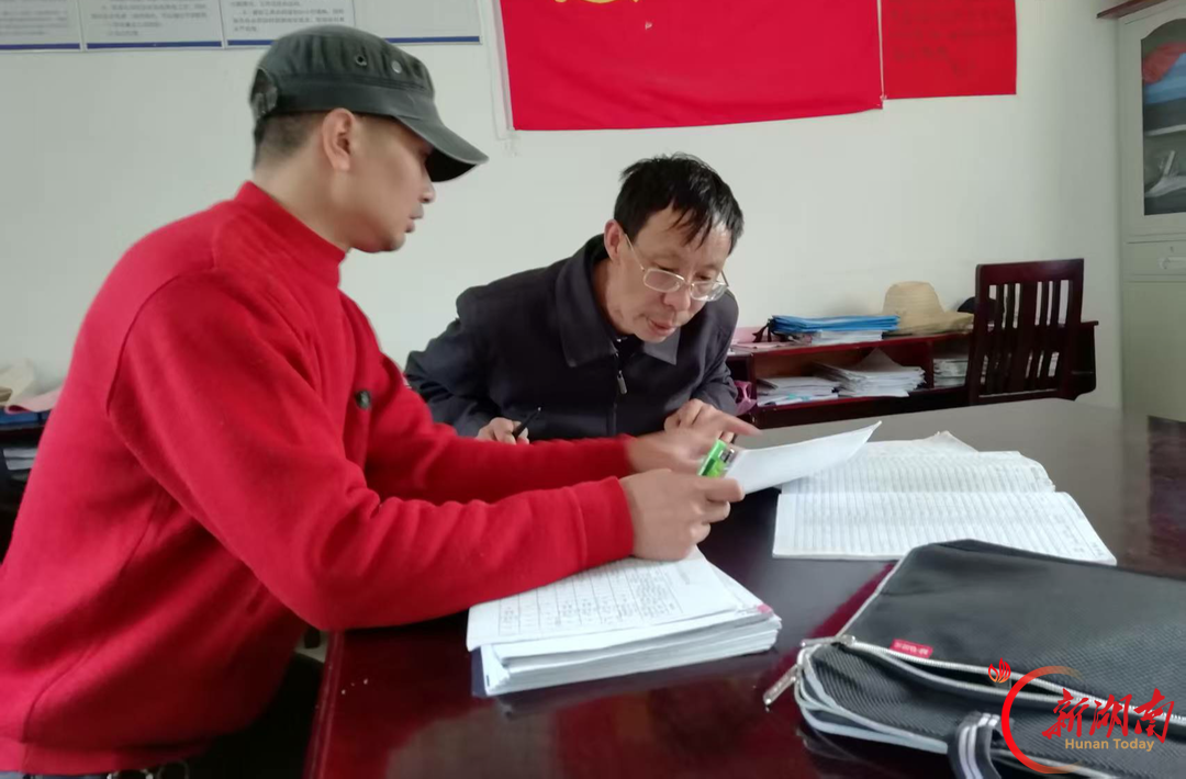 邹嘱:苗山杏坛29载 一身多责守初心