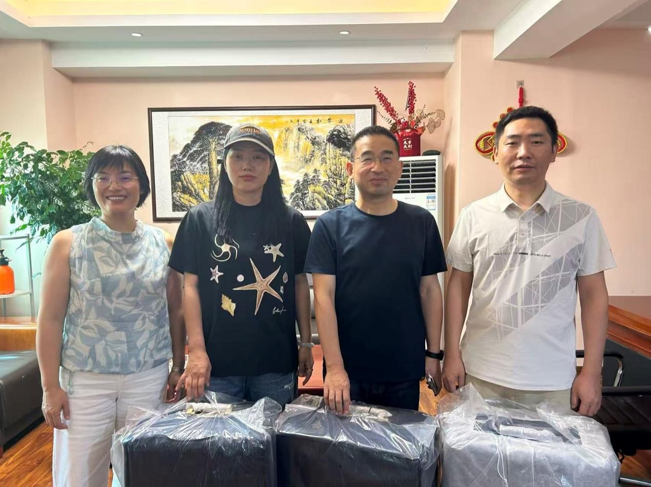 “梦想起航 箱伴成长” 中国人寿岳阳分公司金秋助学暖人心