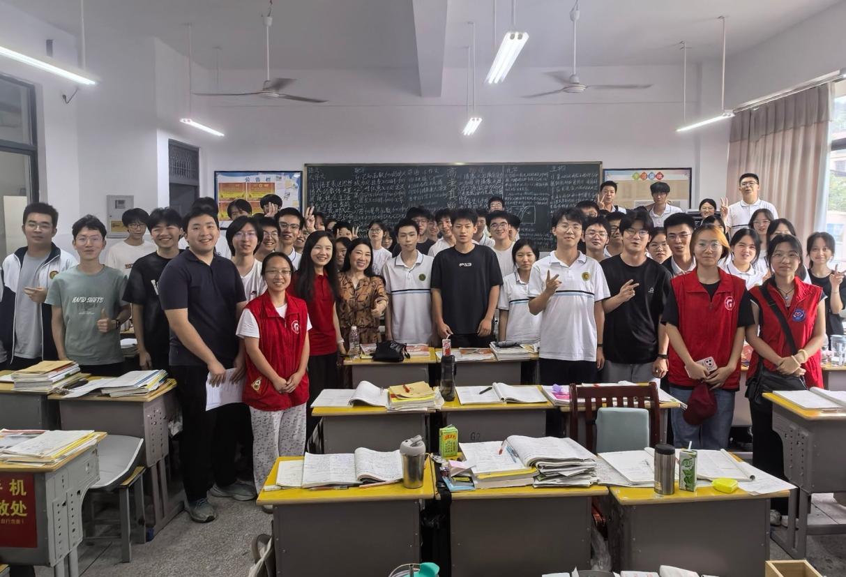 南华大学“悬壶解厄”三下乡实践团开展“行走潇湘”志愿服务暨资助政策宣讲活动
