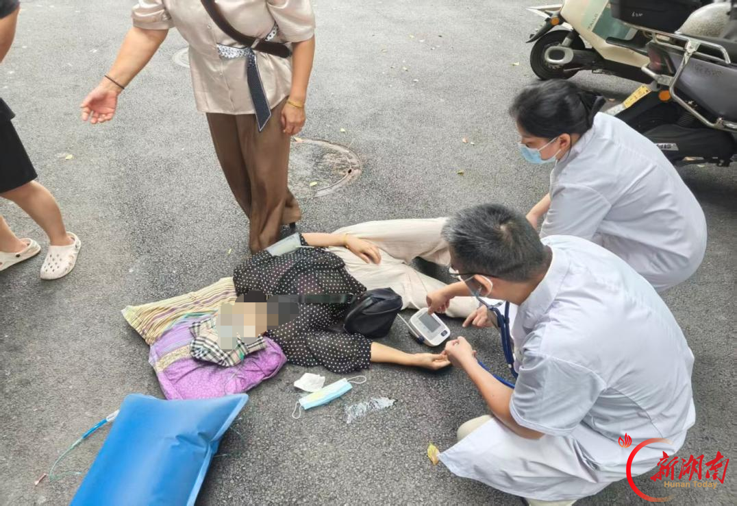 致敬医师节丨蒸湘区联合街道社区卫生服务中心医务人员：争分夺秒护生命 医师节前夕彰显“健康守门人”担当