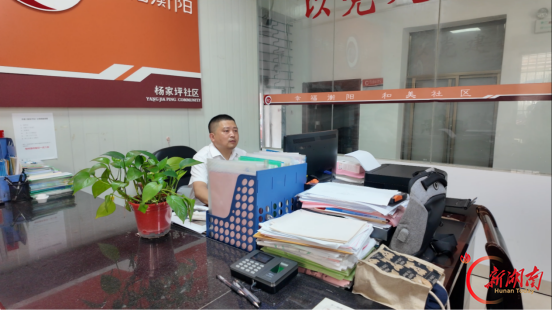 石鼓先锋 向光而行②|石鼓区五一街道杨家坪社区党总支书记张飞：扎根社区二十余载，初心如磐映党旗