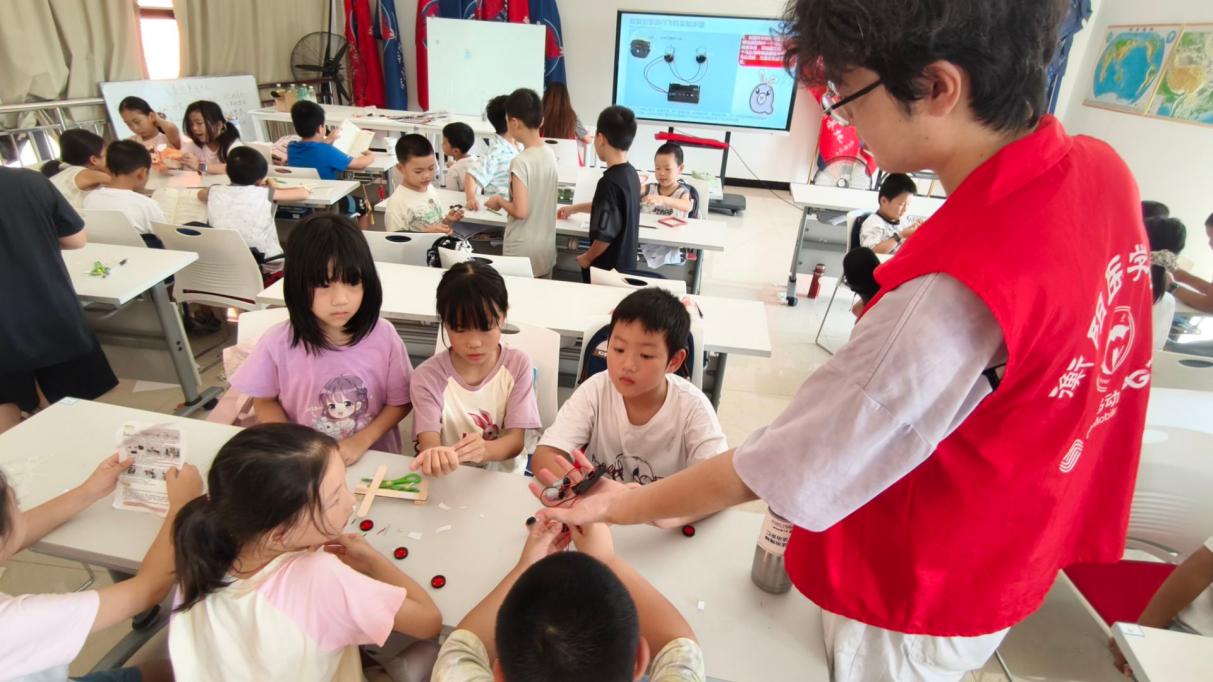 南华学子“三下乡”:探索空气魔法 开展航空科普实践课