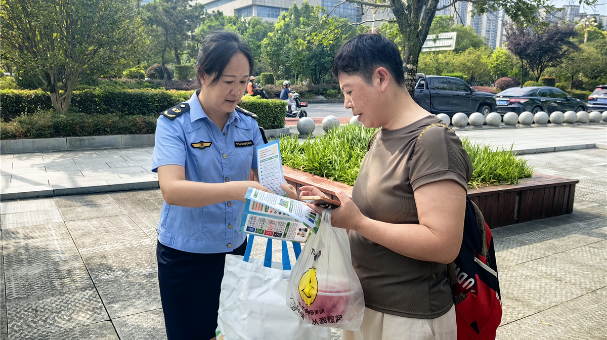 少烧一把秸秆 少用一个塑料袋