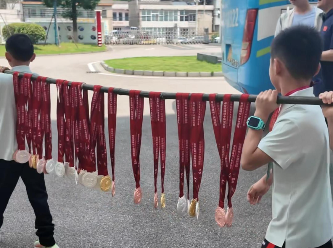 竹竿扛起25枚奖牌！湘潭体操小将省运会载誉归来