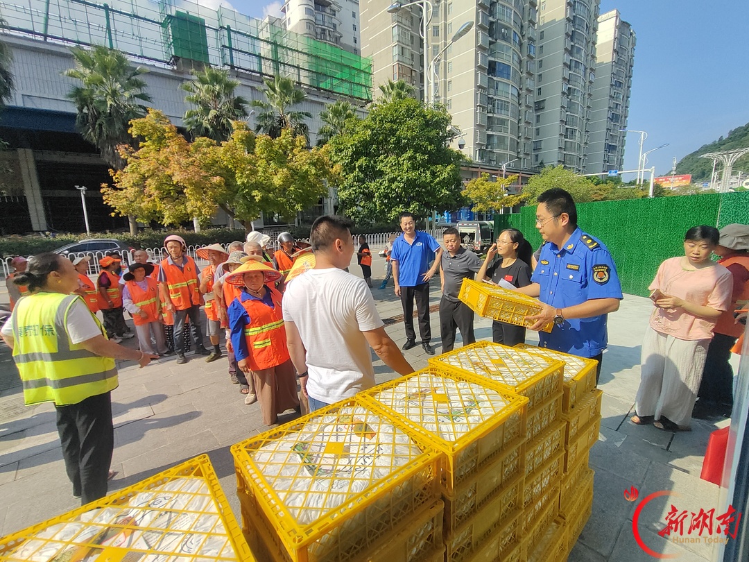 张家界市、县总工会与环卫部门联合开展“工会送清凉·防暑保安康”慰问活动
