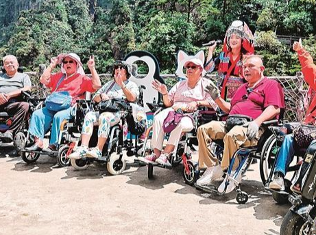 视觉丨点赞“无障碍旅游”！香港7位重度残疾轮友登上宜章莽山五指峰