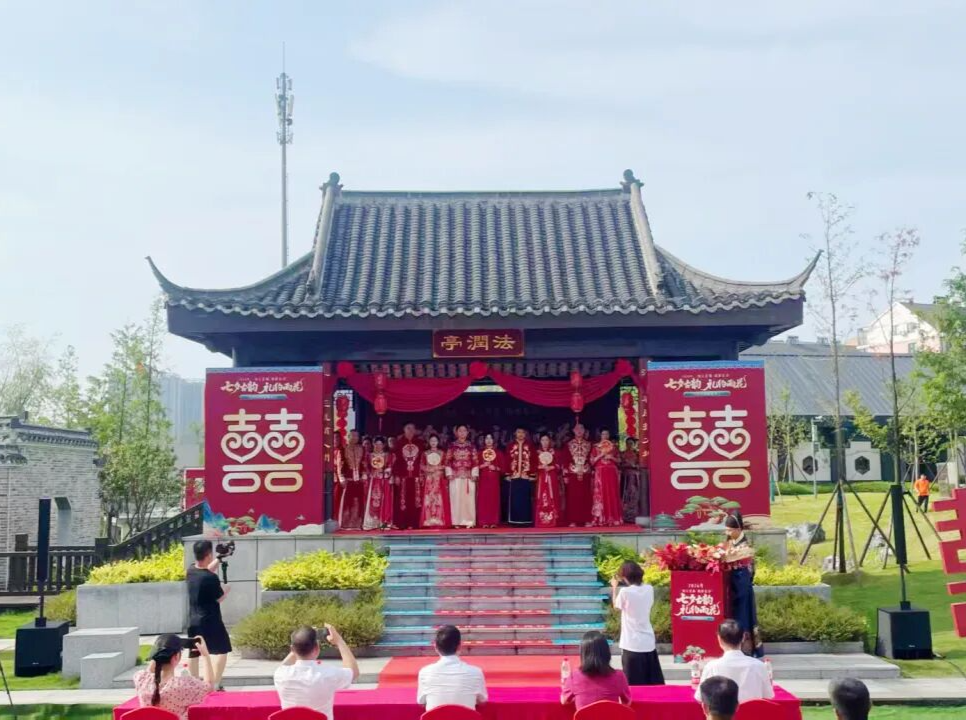 《民法典》婚姻家庭编普法宣传活动在长沙圭塘河宪法公园举行
