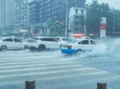 周末华南等地强降雨持续 中东部闷热范围扩大