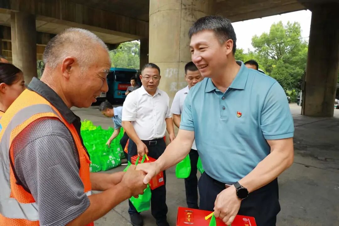 禹谦和、吕银俊走访慰问一线在岗劳动者