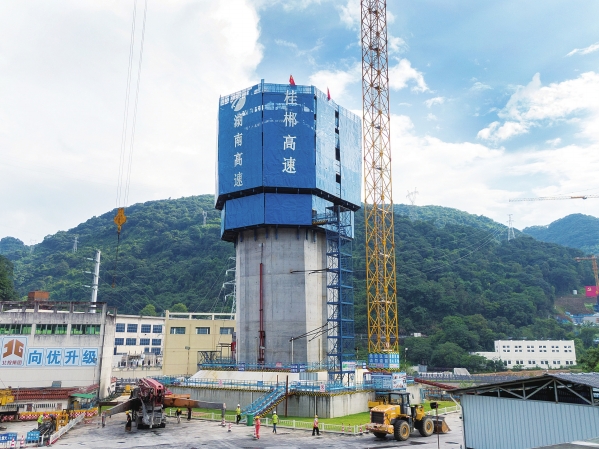 湖南日报·视觉丨桂郴高速小东江特大桥加速建设