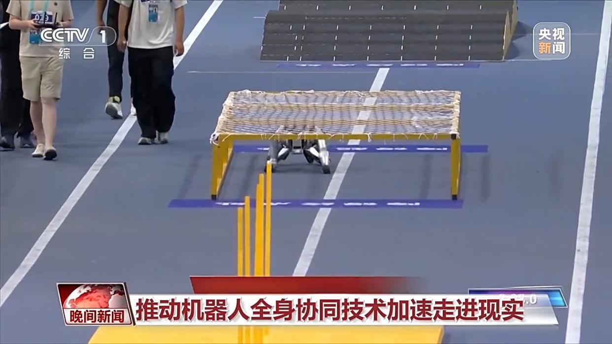 从“会走”到“能爬” 机器人400米障碍赛比拼
