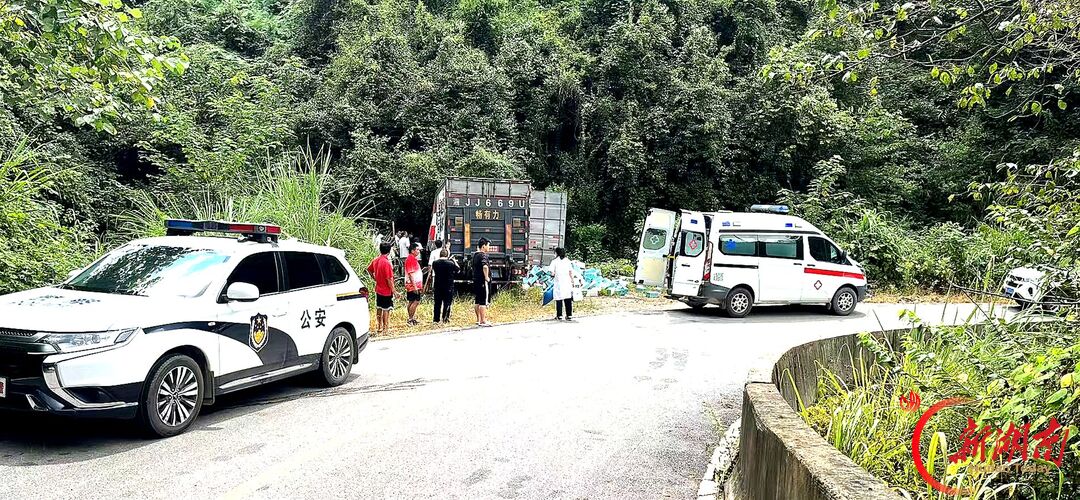 危急时刻伸援手！慈利辅警黄海返程途中救出侧翻货车被困司机