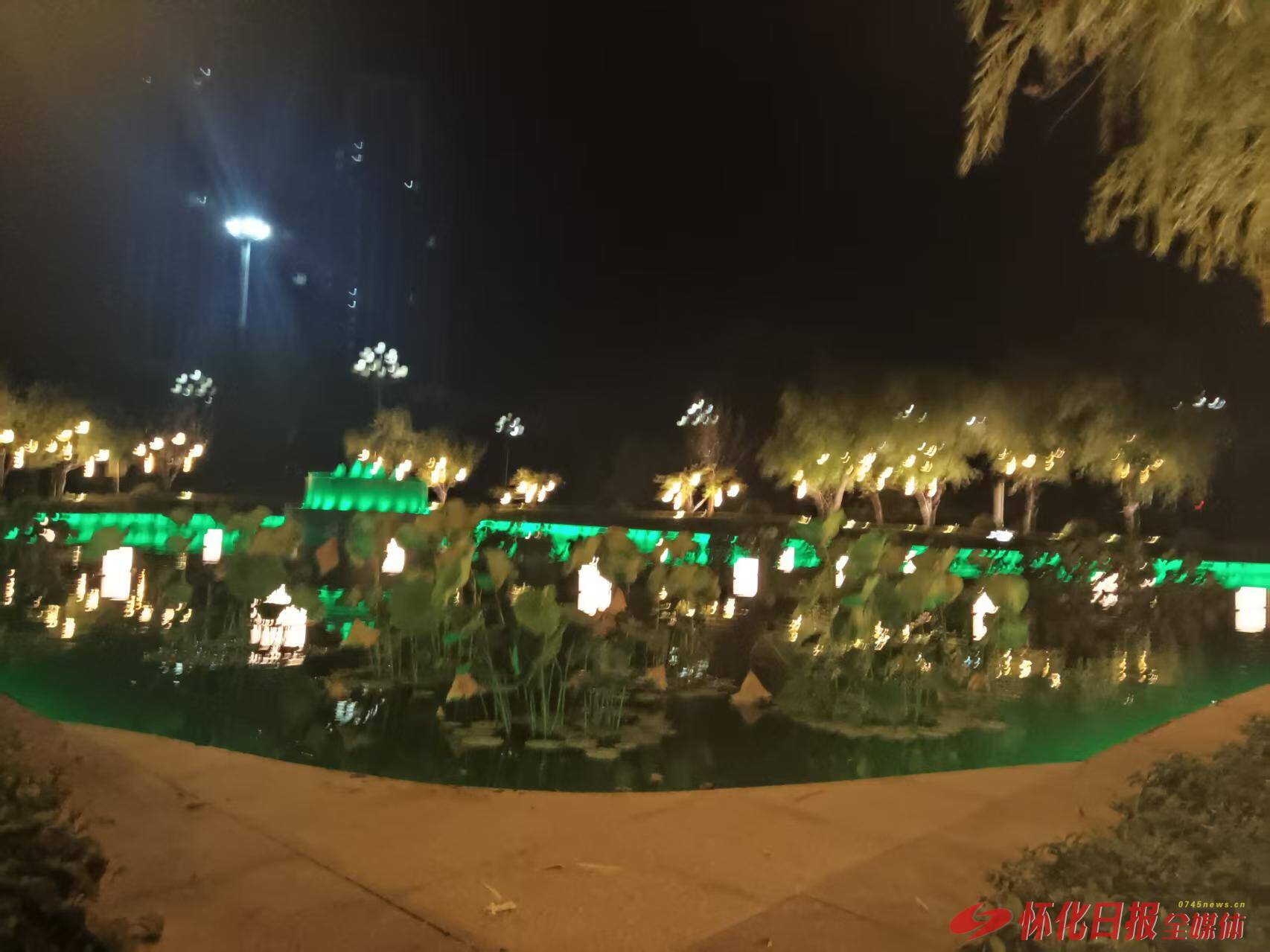 怀化：光影润水景 市民休闲广场点亮秋日夜晚