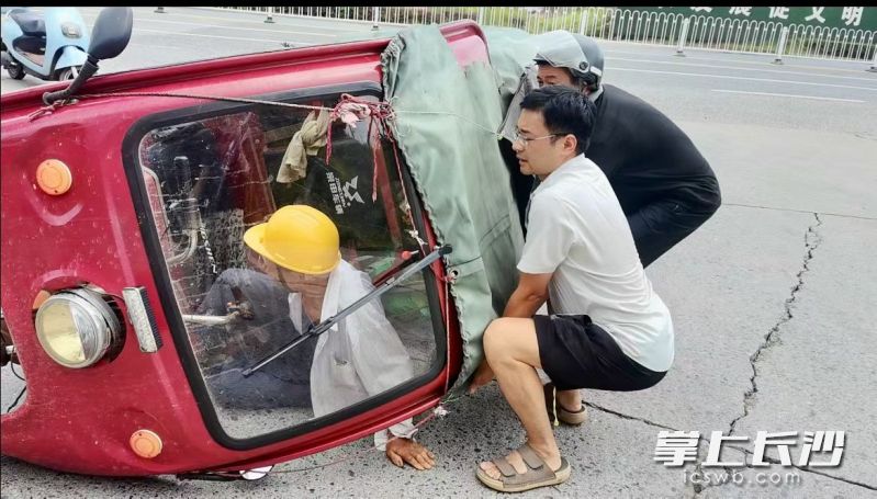 三轮车下老人骨折，他立马出手相救