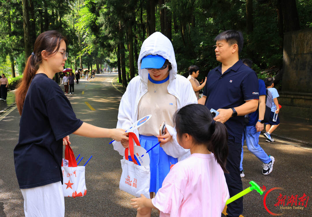 张家界国家森林公园：“文创礼包”情暖景区