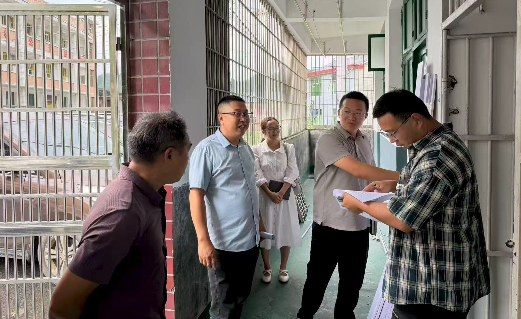 绥宁东山乡开展秋季开学前校园安全隐患排查