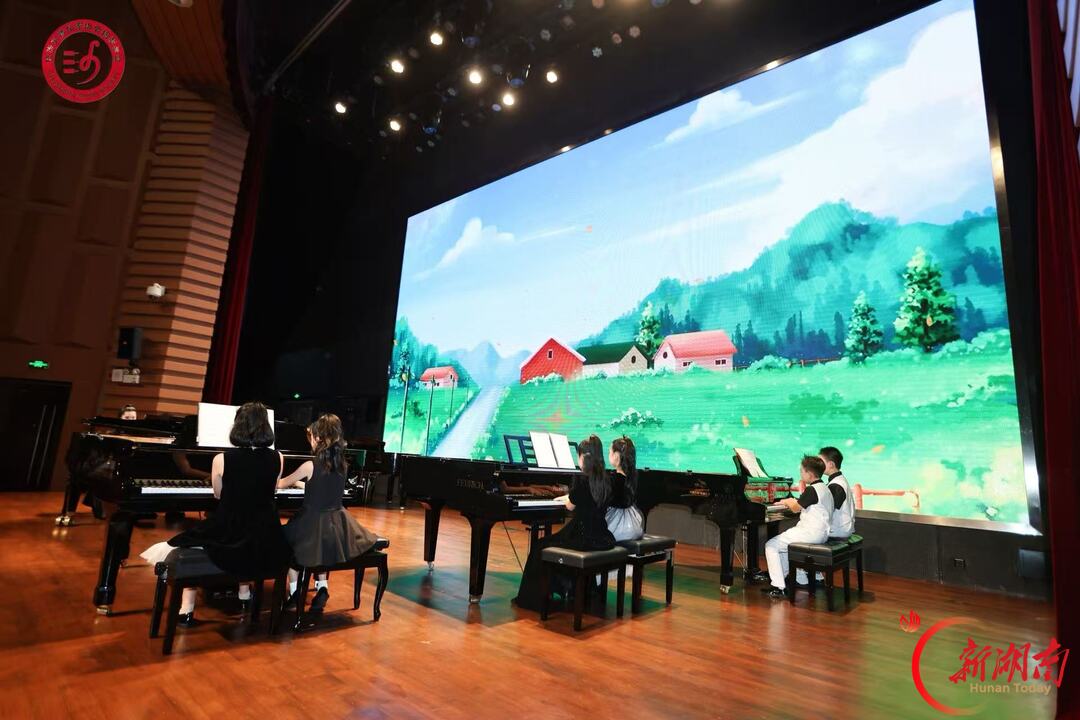 132名琴童同台演绎红色经典,“橘洲之音”钢琴音乐会举行