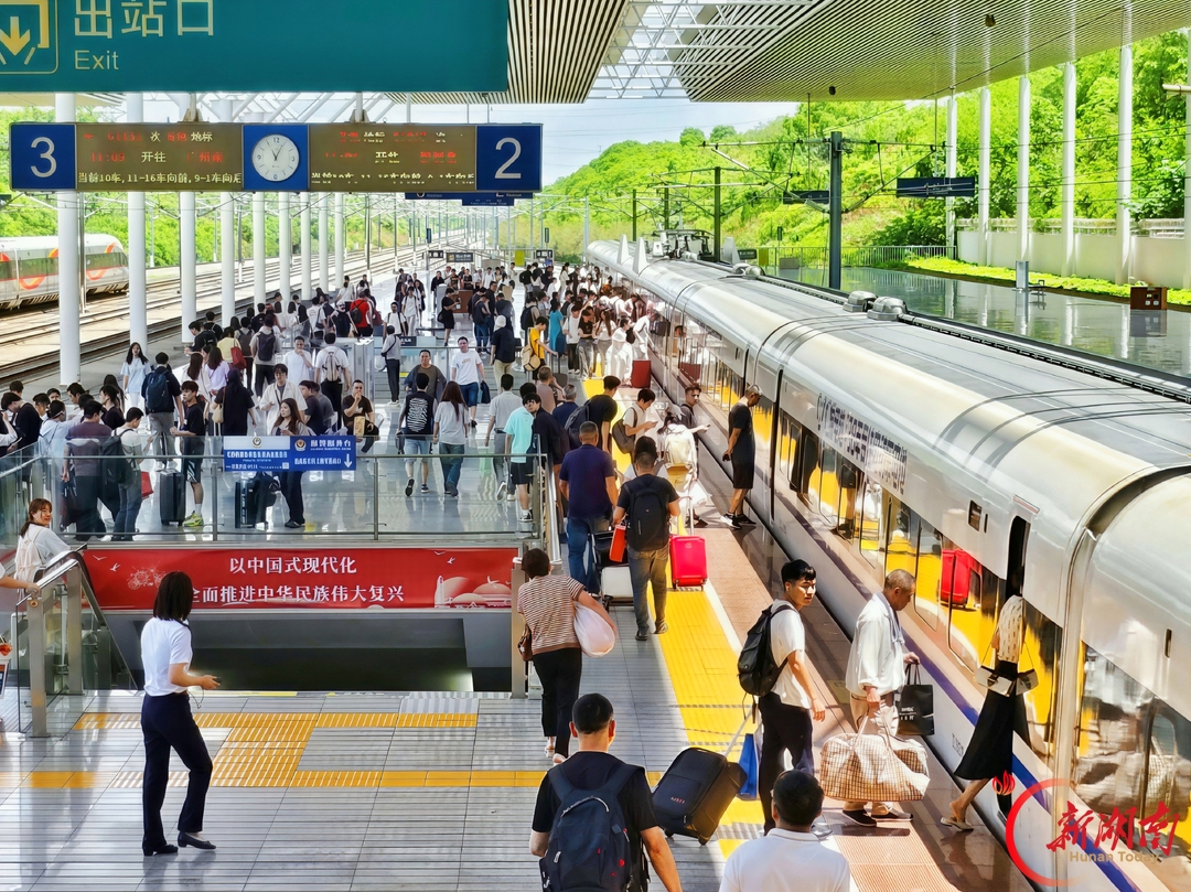 株洲西站旅客暑运首次突破130万