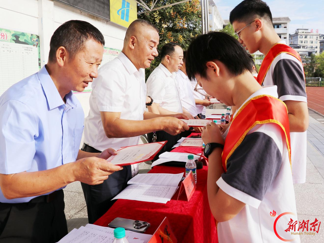 龙山县皇仓中学开学典礼：以归零心态点燃奋斗星火